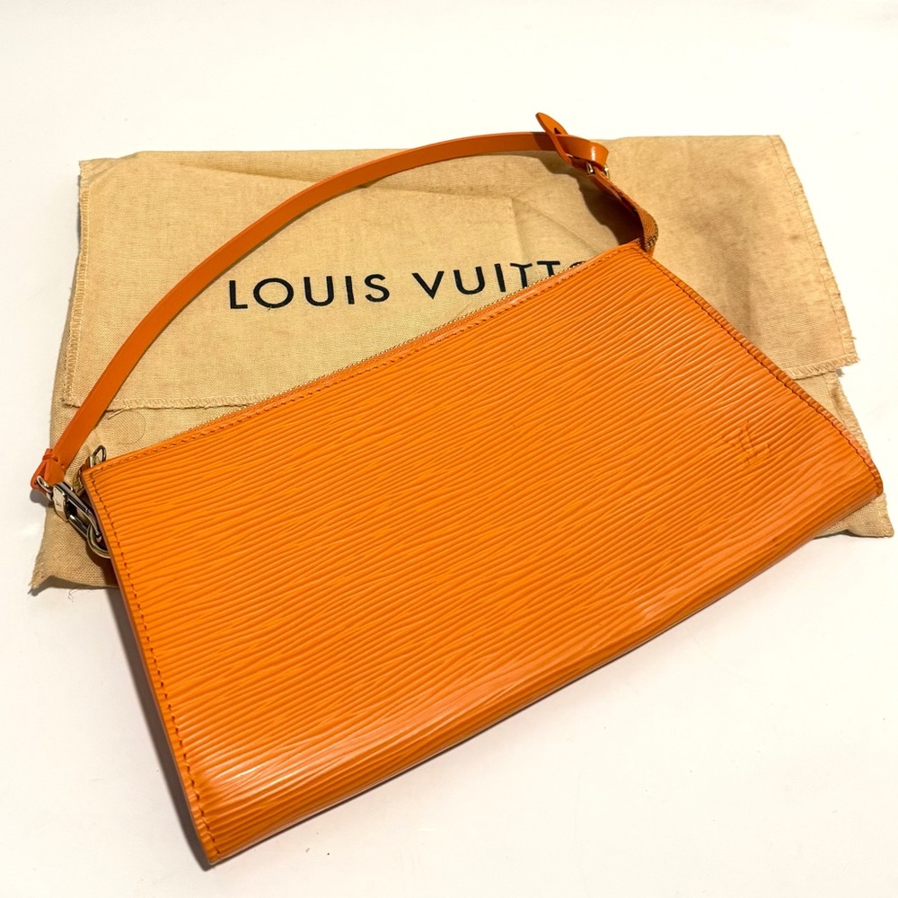 VINTAGE LOUIS VUITTON Epi Leather Pochette Accessoires 24 AUTHENTIC